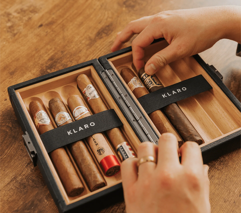 Open Klaro cigar case with cigars on a wooden table
