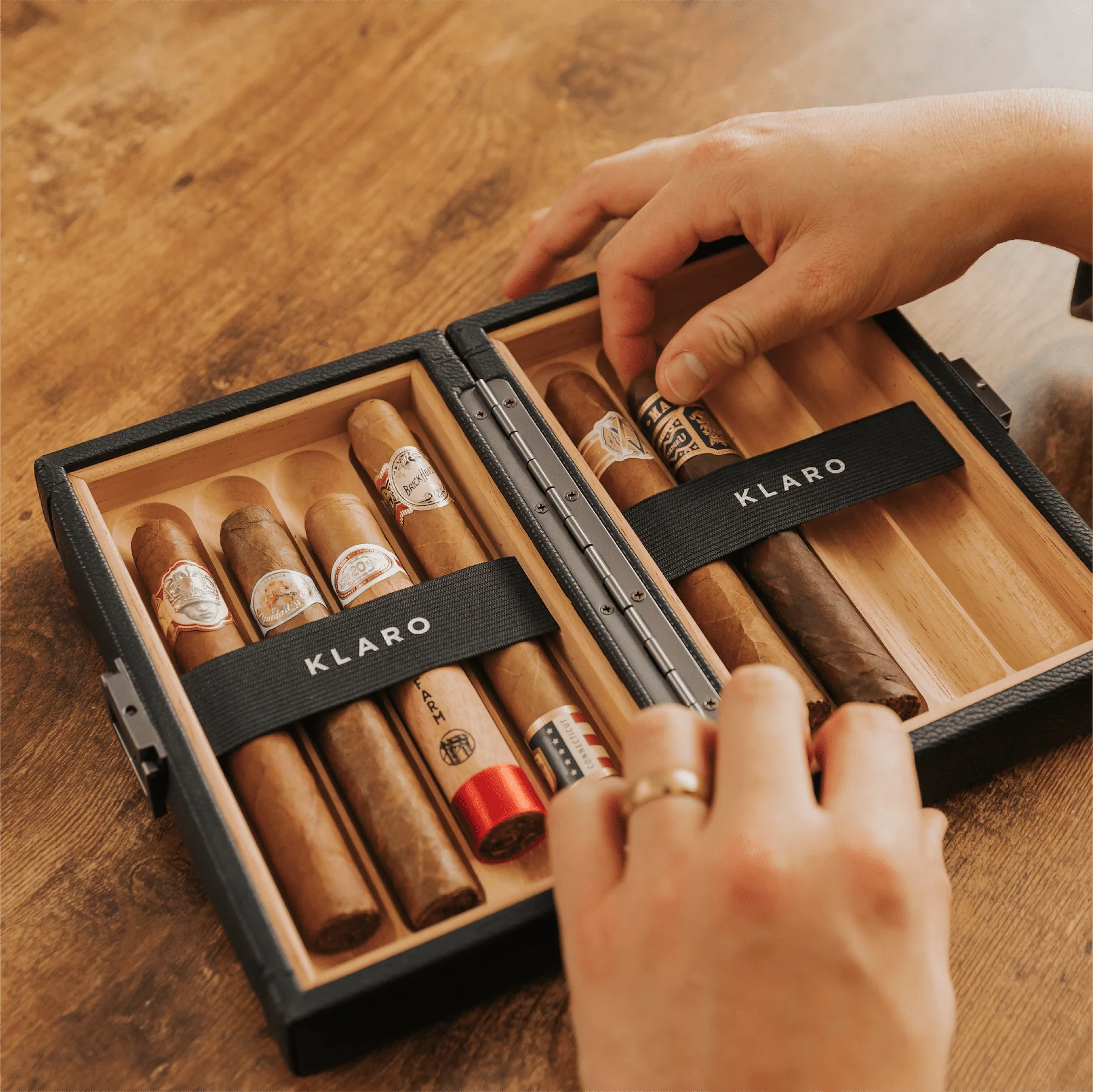Open Klaro cigar case with cigars on a wooden table