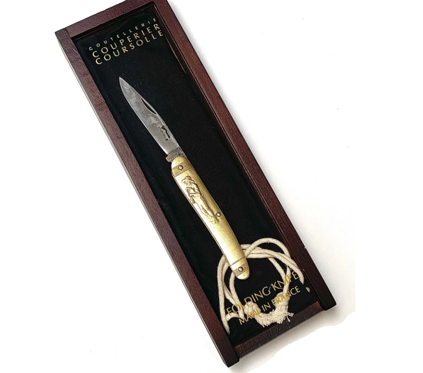 Knife with gold handle and decorative elements in a wooden box, featuring the brand 'Couteau de Courselle'.