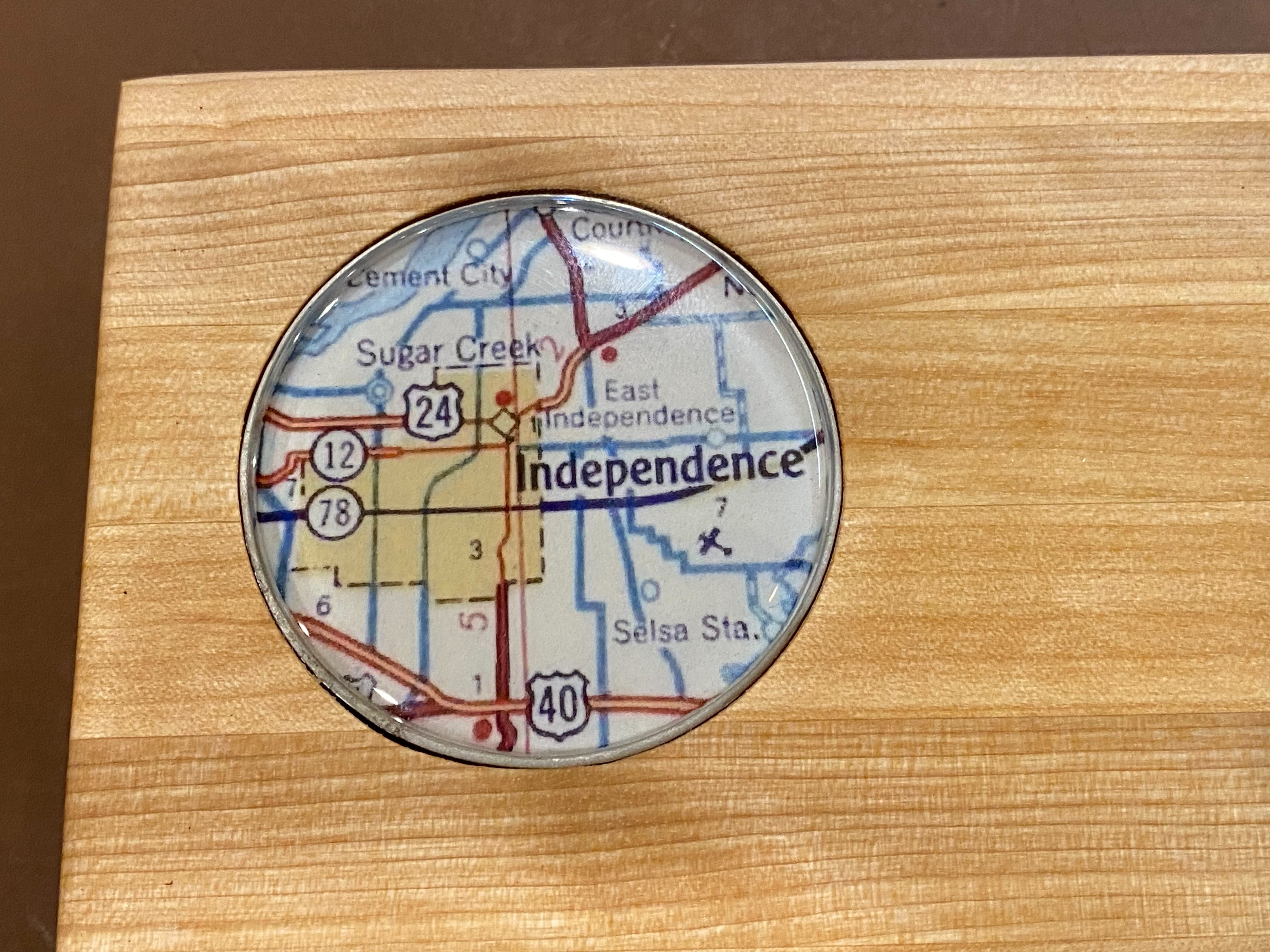 Close up view of the inlaid map of Independence, Missouri in a wood cutting board.