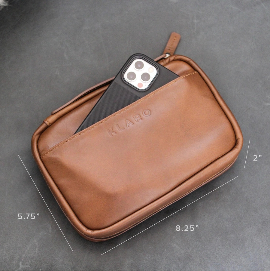A brown leather cigar travel case with a phone in an exterior pouch on a gray background with the dimensions shown at the edges.