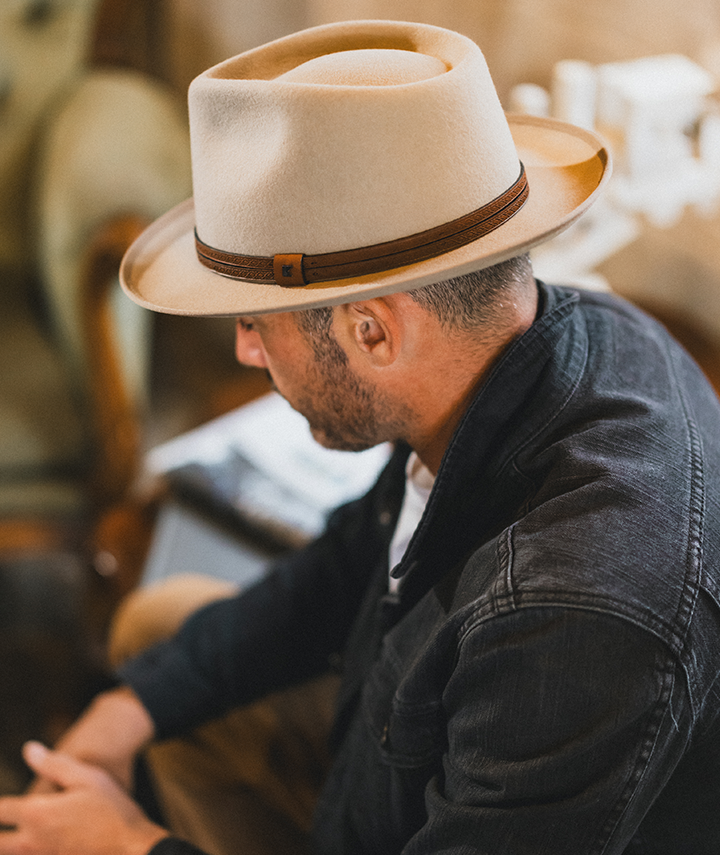 A man wearing the Kooringal Universal Natural Fedora.